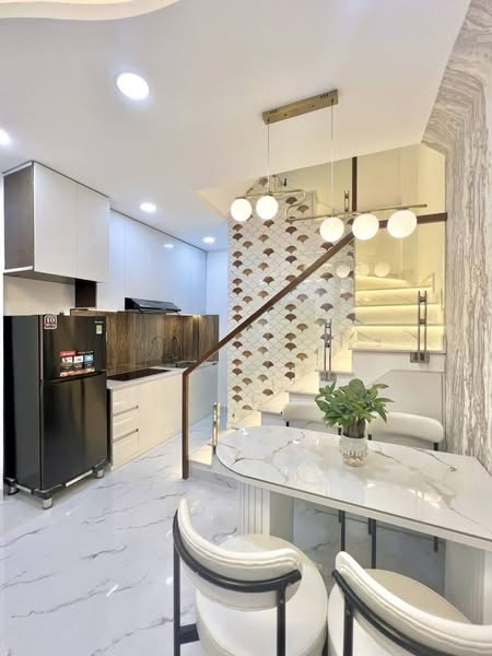 SÁT MT HOÀNG SA Q3 – NỘI THẤT SANG TRỌNG – 3 TẦNG CHỈ NHỈNH 4 TỶ